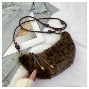 Détail macro du sac en peluche léopard avec bandoulière nouée et embouts métalliques