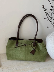 Borsa tote vintage in pelle scamosciata verde con manici marroni su base di pietra