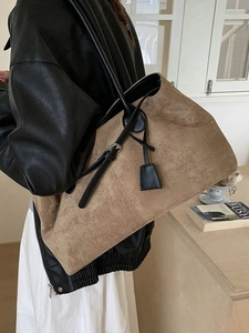 Borsa tote vintage in pelle opaca marrone con manici neri in stile minimalista