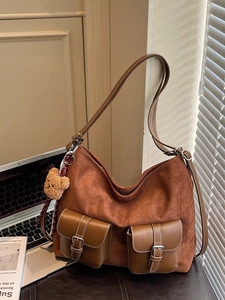 Borsa tote retrò marrone in pelle e camoscio con tasche anteriori e ciondolo a orsetto