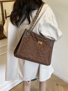 Grand sac cabas matelassé en daim marron avec bandoulière chaîne dorée et fermoir