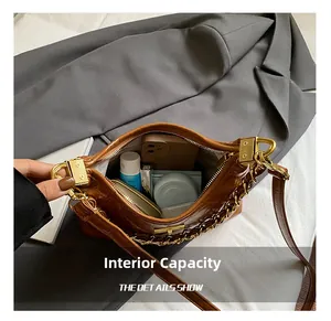 Vue intérieure du sac en similicuir marron montrant l'espace pour maquillage et mobile