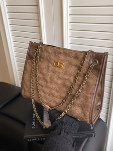 Grand sac cabas matelassé en daim marron avec bandoulière chaîne et fermoir doré
