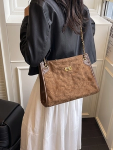 Sac bandoulière en daim marron avec motif matelassé et chaîne dorée pour femme