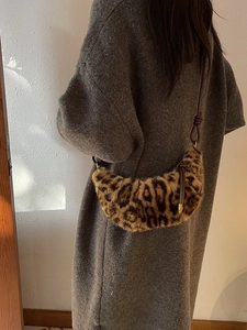 Sac croissant en fausse fourrure léopard avec fine bandoulière sur manteau en laine