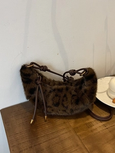 Sac hobo chic en fausse fourrure léopard avec bandoulière en cuir noué et accents métal