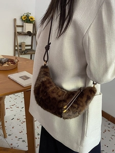 Sac croissant en fausse fourrure léopard marron avec bandoulière à nœud pour femme