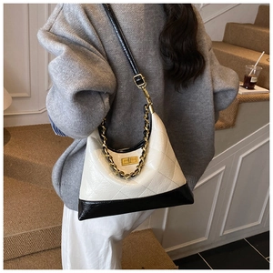 Détails du matelassage sur le sac hobo bicolore avec bandoulière chaîne dorée