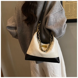Détail du sac hobo bicolore matelassé avec chaîne dorée et double bandoulière