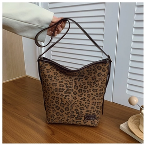 Détail du motif imprimé léopard et de l'étiquette en cuir marron sur le sac seau