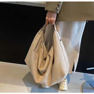 Détail macro de la texture en cuir dépoli et fermeture éclair du grand sac hobo