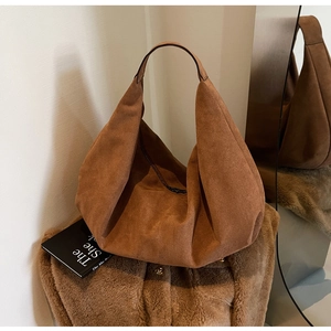 Vue détaillée du sac hobo en daim marron avec texture mate et grande capacité de rangement