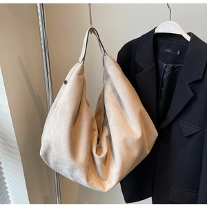 Détail du sac cabas beige en cuir mat avec large bandoulière et boucle métallique
