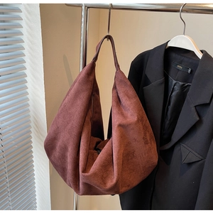 Détail d'un grand sac cabas en daim rouge rouille à texture mate et souple