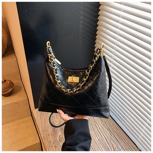 Détail du sac hobo matelassé noir en cuir plissé brillant avec bandoulière chaîne dorée
