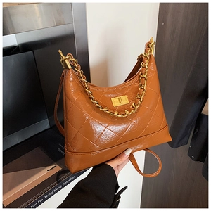 Vue détaillée du sac matelassé marron brillant avec son fermoir rotatif doré chic