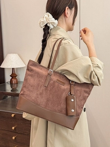 Retro large leopard print tote bag for women with mixed texture and brown shoulder straps