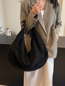 Grand sac hobo minimaliste en cuir mat noir avec texture suédée pour femmes décontractées