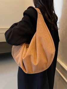 Grand sac cabas minimaliste en daim mat camel, présenté comme un sac hobo décontracté
