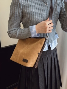 Sac seau rétro en daim marron avec logo GRHEKA embossé pour un style vintage classique