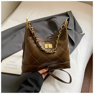 Détail du sac à main matelassé marron vintage avec chaîne dorée et fermoir pivotant