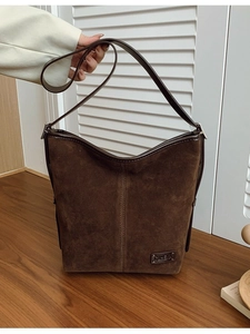 Sac fourre-tout en daim marron foncé mat avec coutures vintage et logo en métal