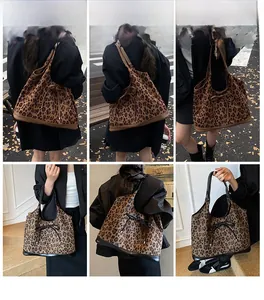 Vues multiples d'un sac cabas imprimé léopard porté pour le travail et loisirs