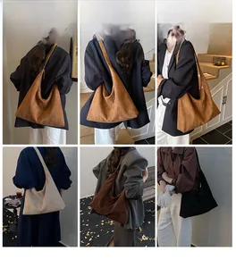 Große Wildleder-Einkaufstaschen in verschiedenen Farben mit herbstlichen Outfits