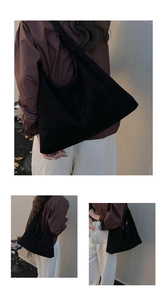 Detailansichten einer großen schwarzen Shopper-Tasche mit matter Textur und Design