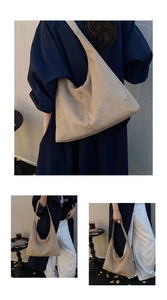 Detail der khakifarbenen Wildleder-Hobo-Tasche mit minimalistischer Mittelnaht und Textur