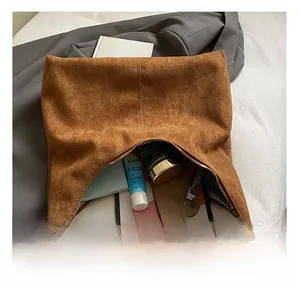 Geräumiges Innenleben der braunen Wildleder-Tasche mit Platz für Bücher und Tablet