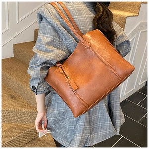 Détail du grand sac cabas en cuir PU marron caramel montrant la texture et les anses