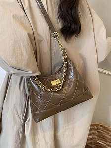 Sac bandoulière rétro marron matelassé avec chaîne dorée et fermoir pivotant chic