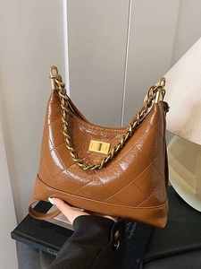 Sac hobo en cuir matelassé marron avec chaîne dorée et fermoir pivotant vintage