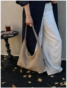 Nahaufnahme der khakifarbene Wildleder-Hobo-Tasche mit Reißverschluss im Herbst-Stil