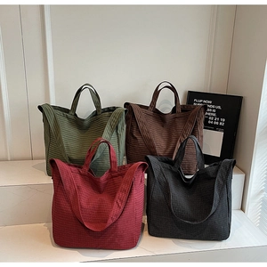 Détails des sacs cabas à carreaux en vert foncé, marron café, rouge vin et noir charbon mat