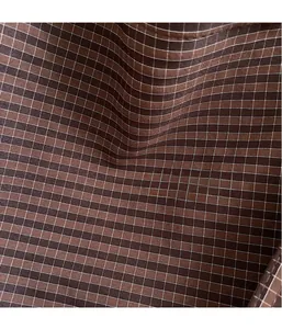 Gros plan détaillé sur la texture tissée du tissu en toile à carreaux marron léger