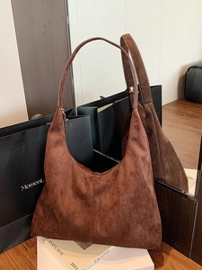 Große dunkelbraune Hobo-Schultertasche aus Wildlederimitat im Vintage-Stil für den Alltag