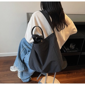 Détail du sac cabas à carreaux minimaliste avec texture coton et bandoulières souples