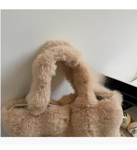 Détail montrant la poignée en peluche confortable et la texture douce en fausse fourrure du sac