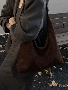 Vintage dunkelbraune große Wildleder-Einkaufstasche im minimalistischen Hobo-Stil
