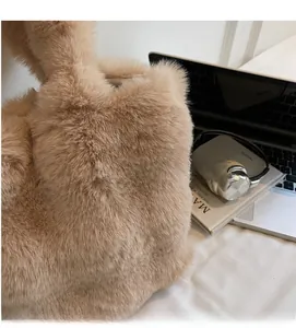 Gros plan détaillé montrant la texture douce et la matière pelucheuse du sac beige