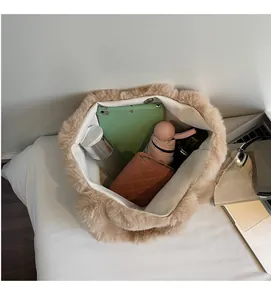 Intérieur spacieux du sac cabas en fausse fourrure kaki avec tablette et accessoires