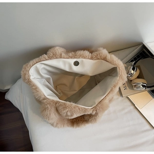 Vue détaillée du sac cabas en peluche beige avec son fermoir magnétique en métal