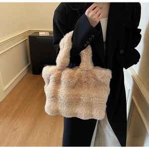 Détail du sac cabas en peluche abricot doux avec texture moelleuse porté par un mannequin