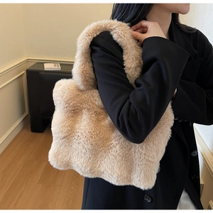 Gros plan du sac cabas en peluche beige doux avec poignées épaisses pour l'hiver
