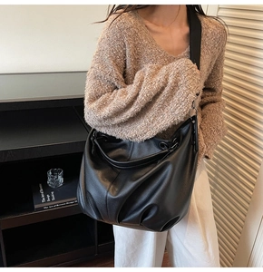 Vue détaillée du grand sac cabas noir avec texture plissée et large bandoulière