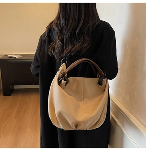 Dettaglio della borsa tote in pelle martellata marrone chiaro con anelli in metallo
