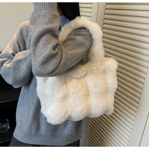 Vue latérale du grand sac cabas blanc en fausse fourrure avec texture douce et pelucheuse
