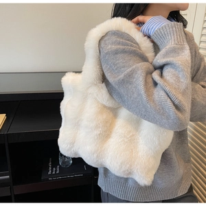 Détail du sac cabas en fausse fourrure blanche montrant la texture douce et sa grande taille